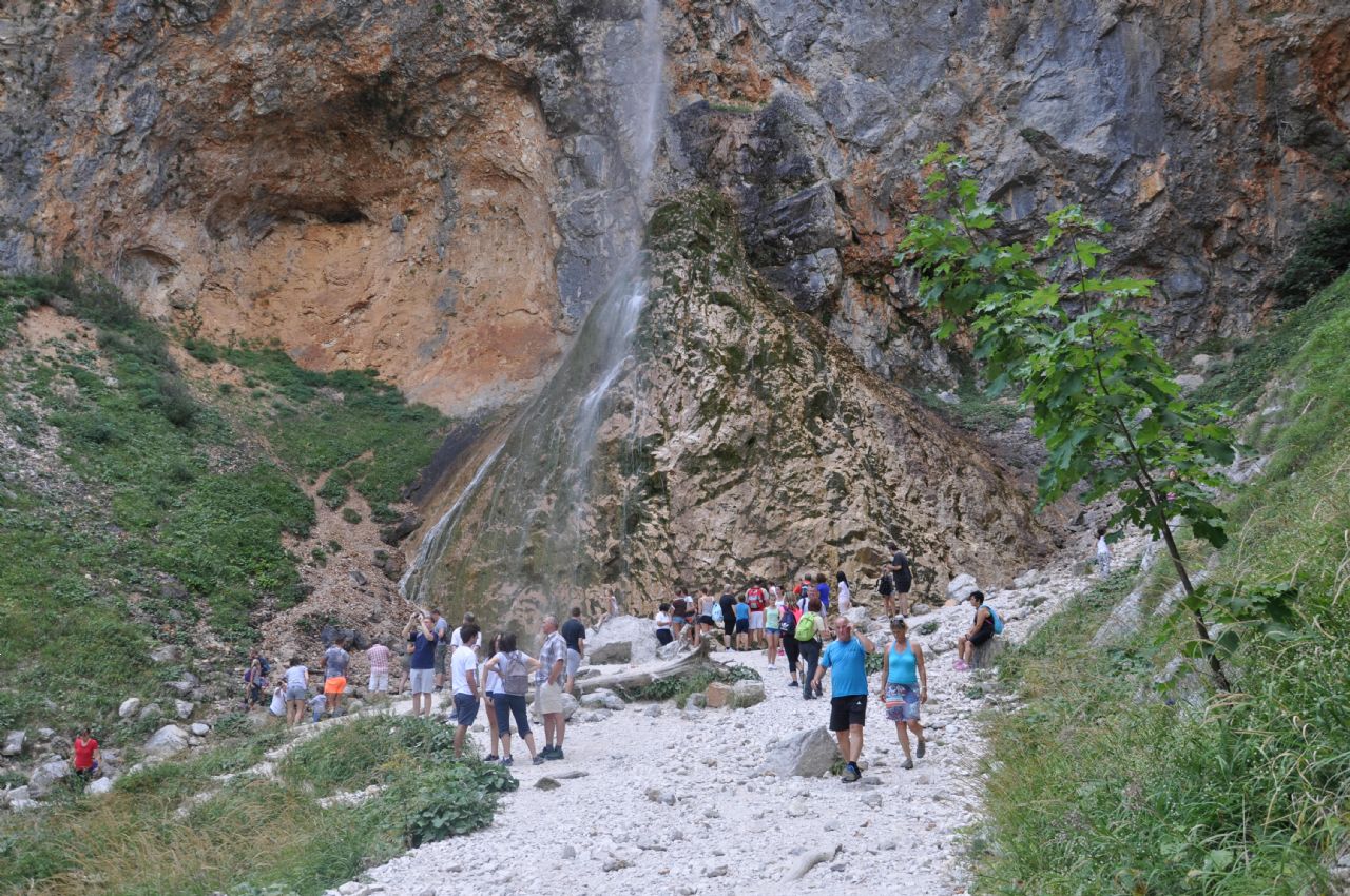 Čez tri gore in zelene travnike