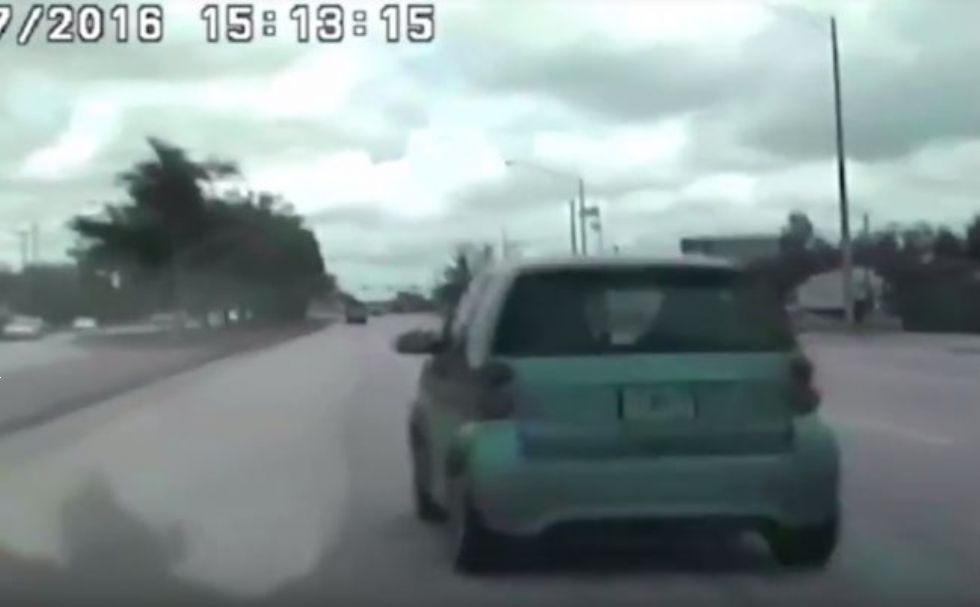 Policist z več kot 160 km/h trčil v Smarta