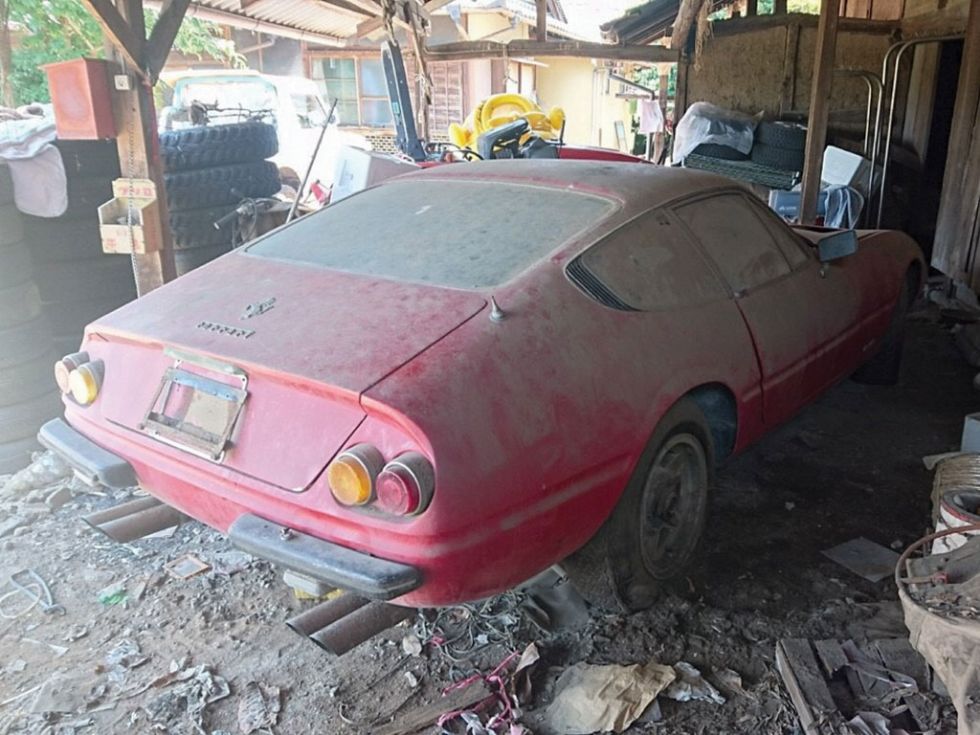 Zapuščen Ferrari Daytona več desetletij nabiral prah Zapuščen Ferrari Daytona več desetletij nabiral prah