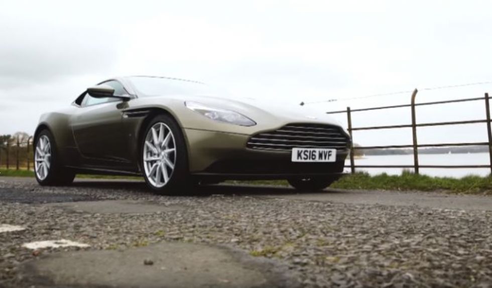 Aston Martin DB11 v rokah Chrisa Harrisa