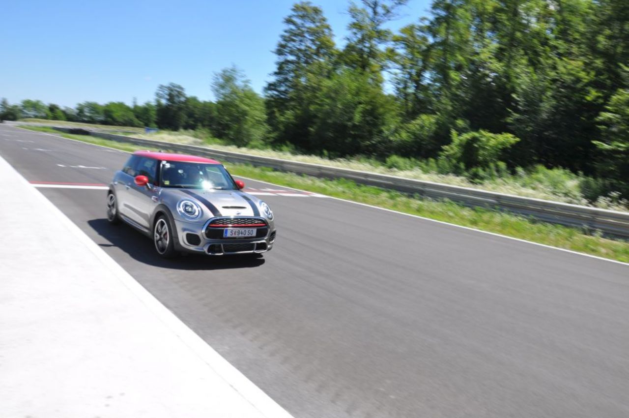 Z Miniji John Cooper Works na stezi