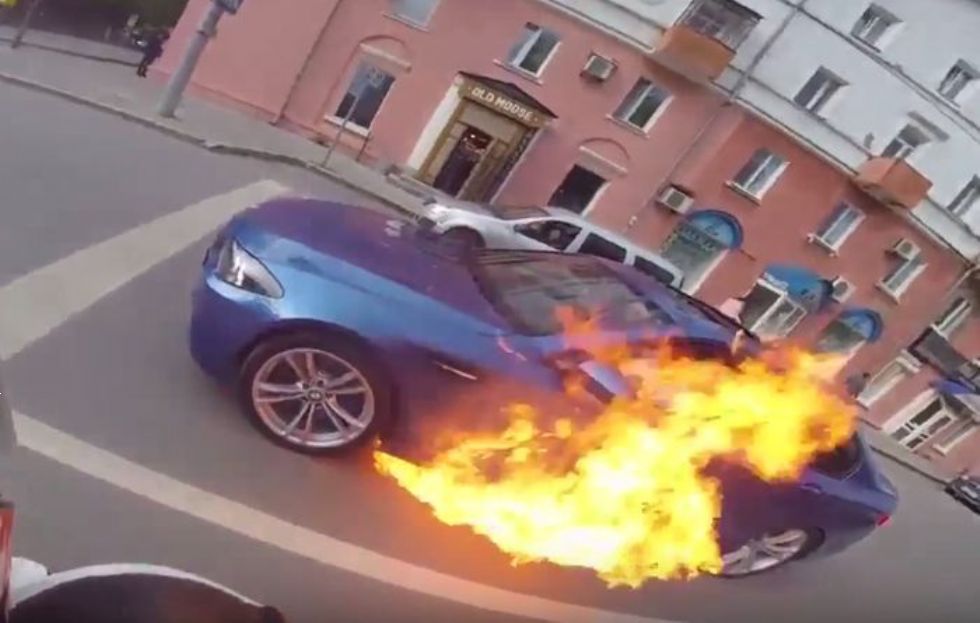 BMW-ja M5 pred semaforjem zajel ogenj