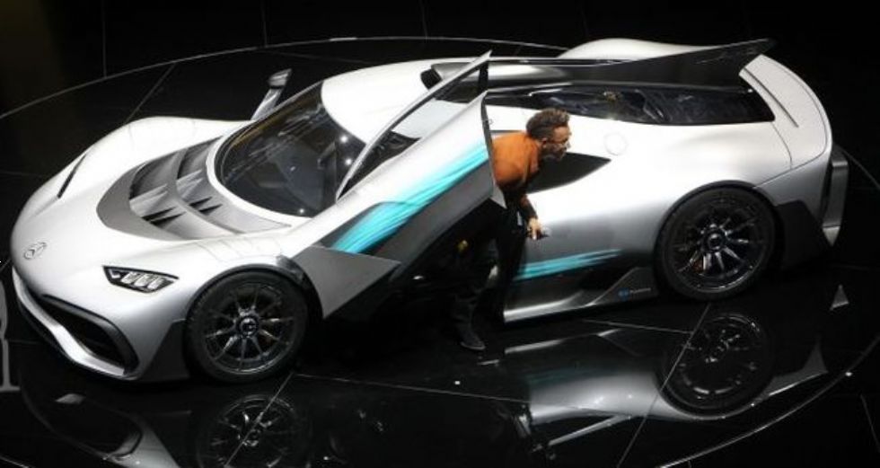 Kako zveni AMG Project One, ki ga je na oder pripeljal Hamilton