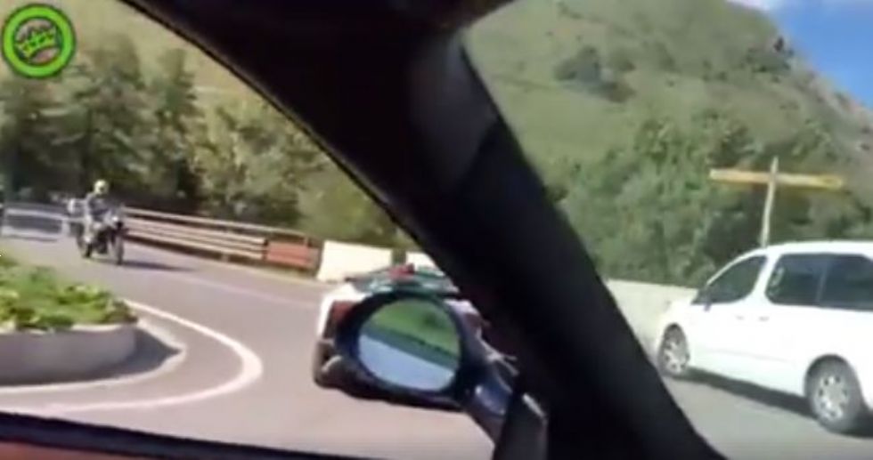Frajer v Lamborghiniju po nasprotnem pasu 