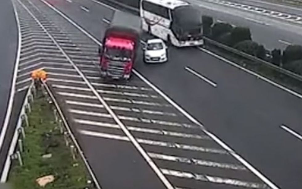 Ustavil, povzročil nesrečo in odpeljal