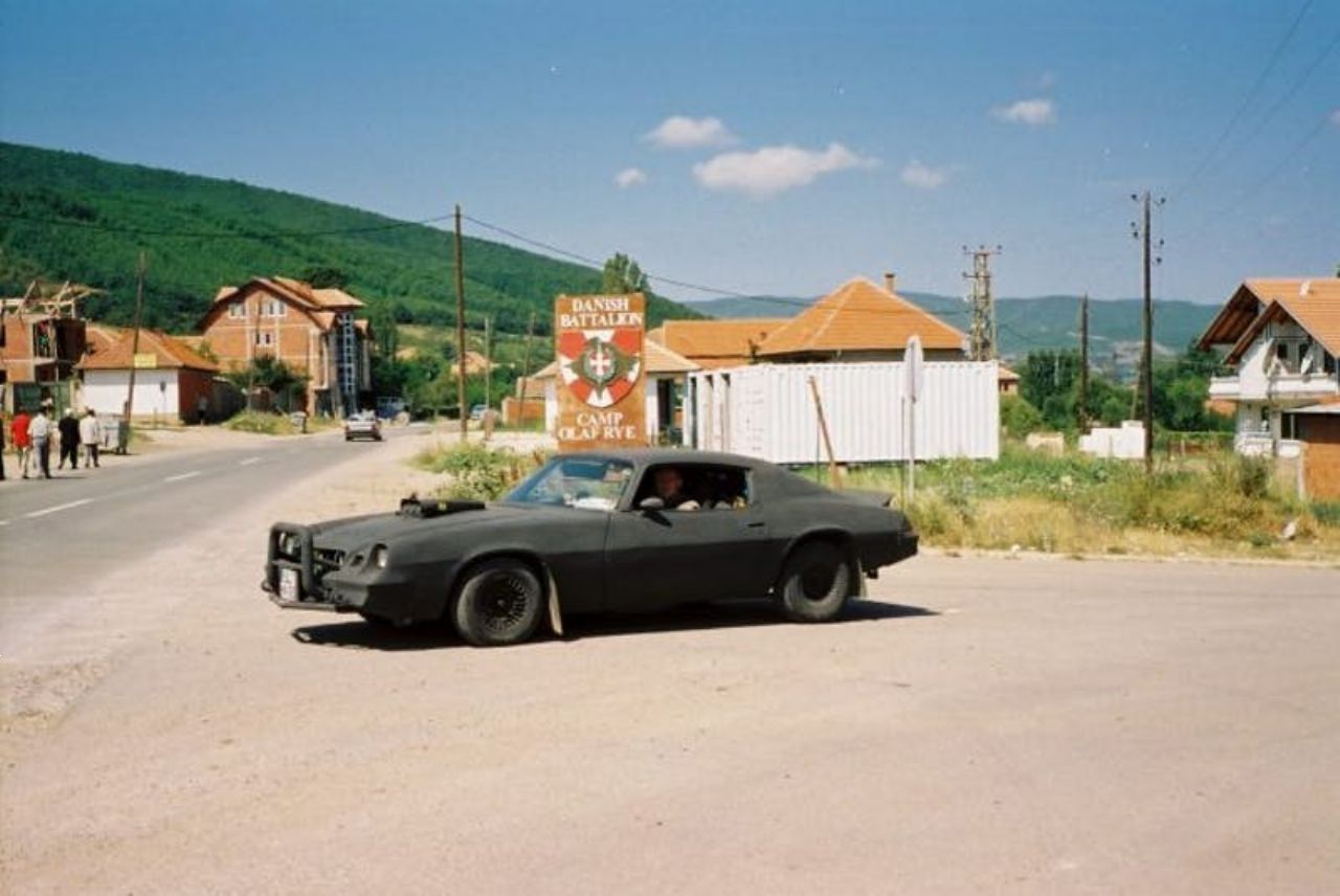 Nevidni cestni odpadnik na vojnem območju