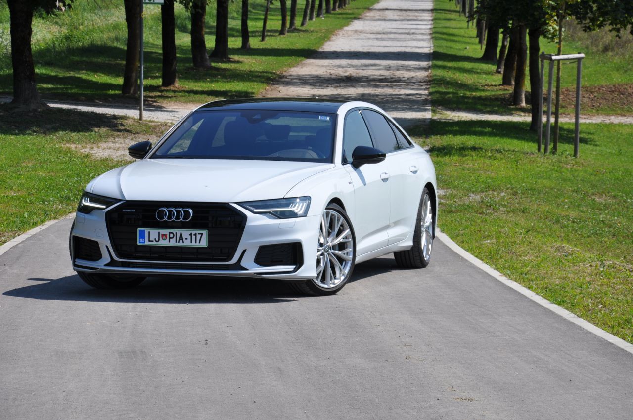 Poplavo terencev Audi bogati z elegantno limuzino