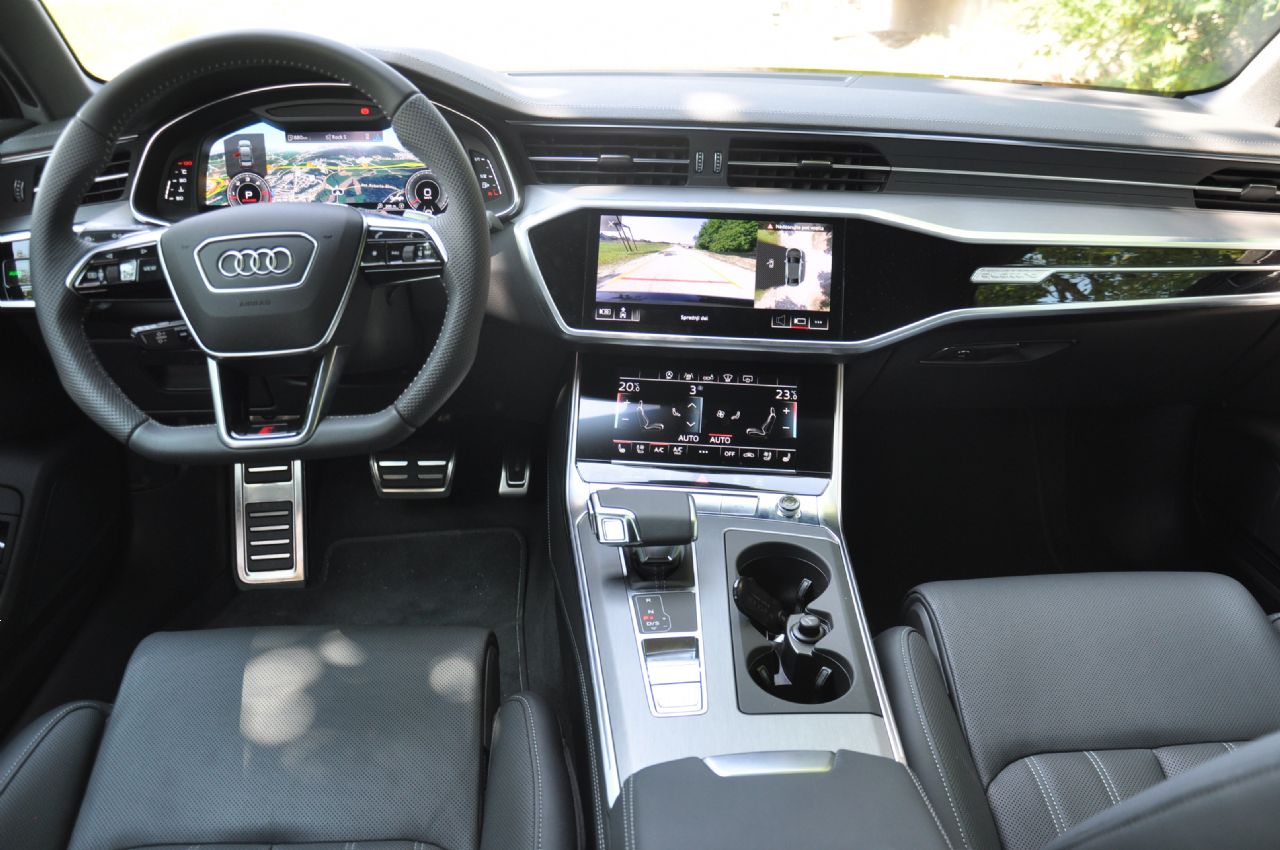 Poplavo terencev Audi bogati z elegantno limuzino