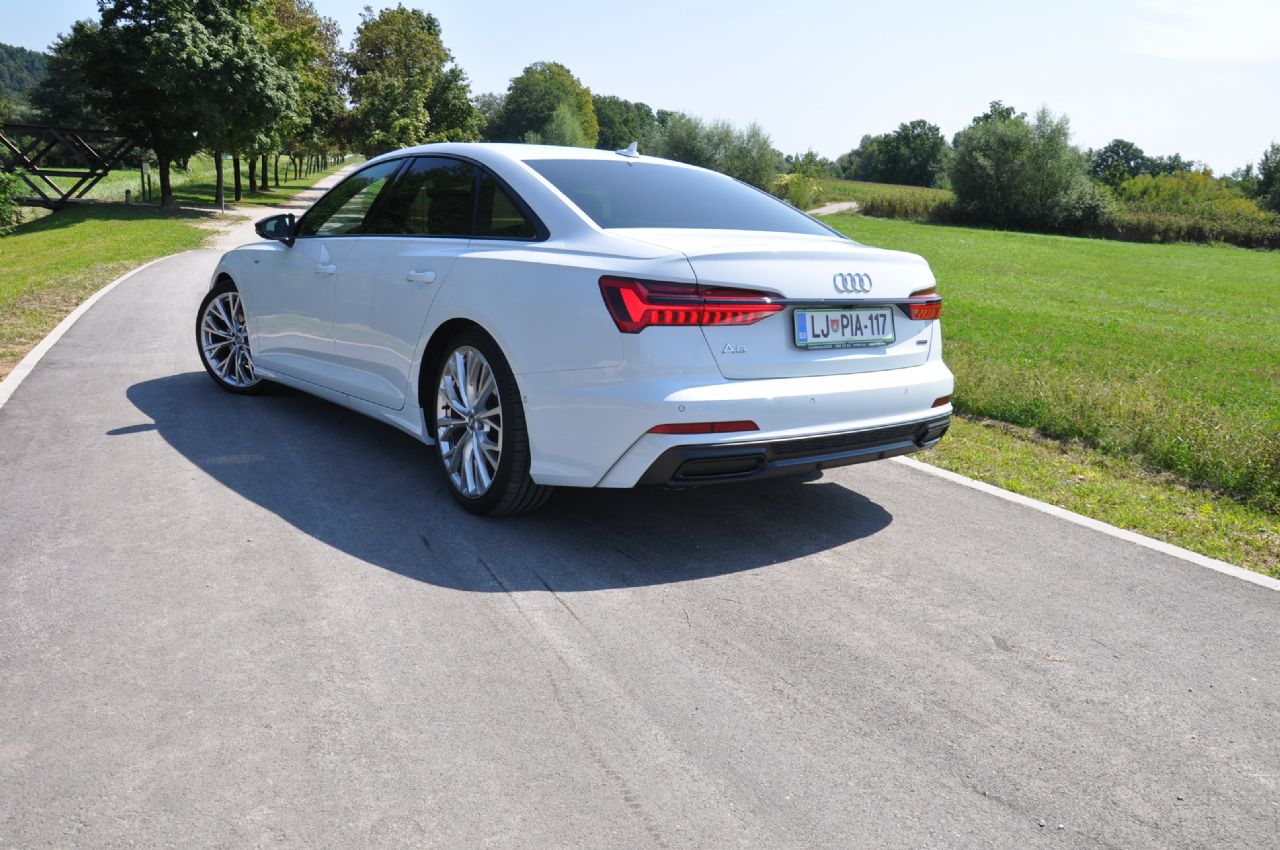 Poplavo terencev Audi bogati z elegantno limuzino