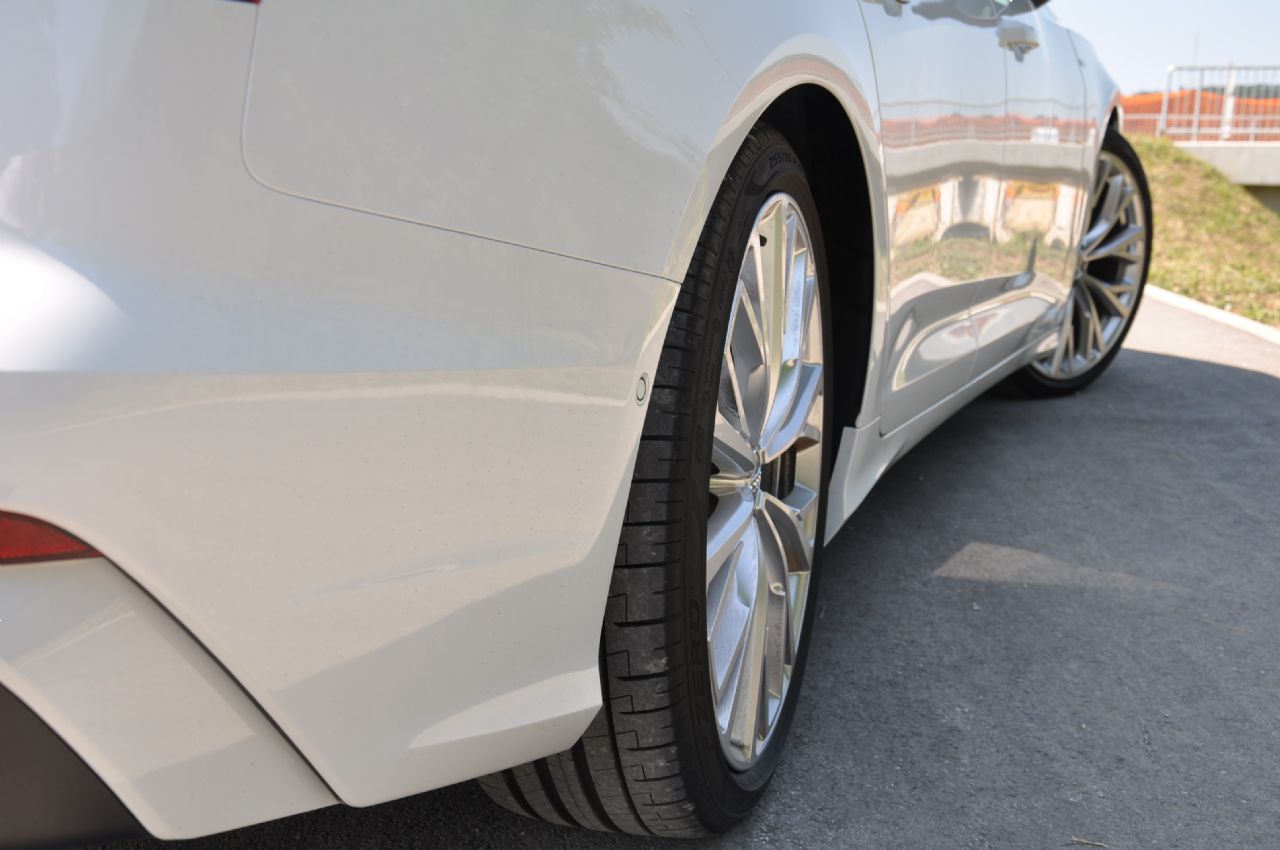 Poplavo terencev Audi bogati z elegantno limuzino