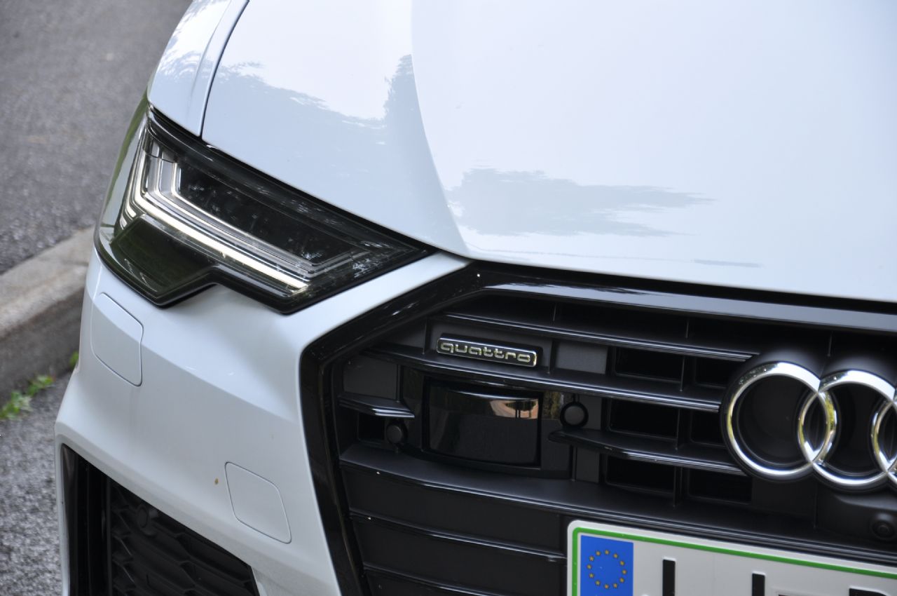 Poplavo terencev Audi bogati z elegantno limuzino