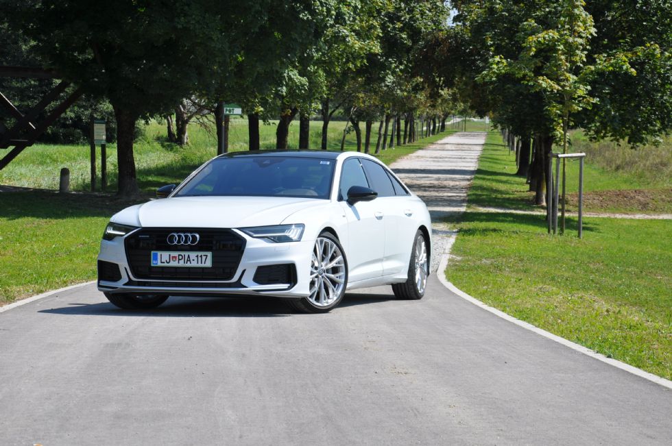 Poplavo terencev Audi bogati z elegantno limuzino