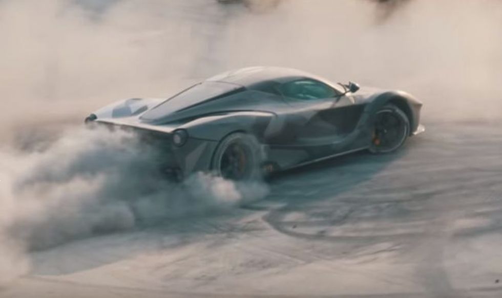 Zažiganje gum, prah in kup adrenalinskega driftanja