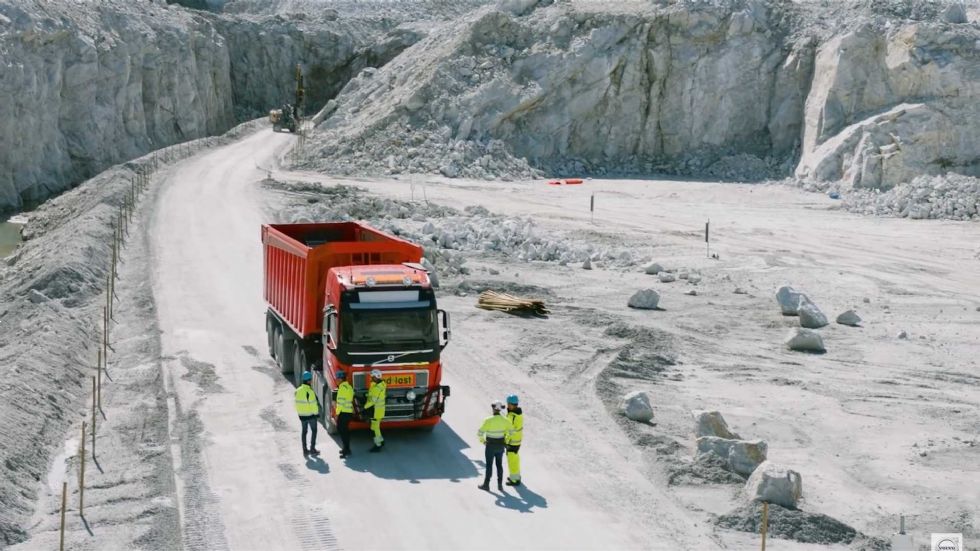 Volvovi tovornjaki samostojno prevažajo tovor v kamnolomu