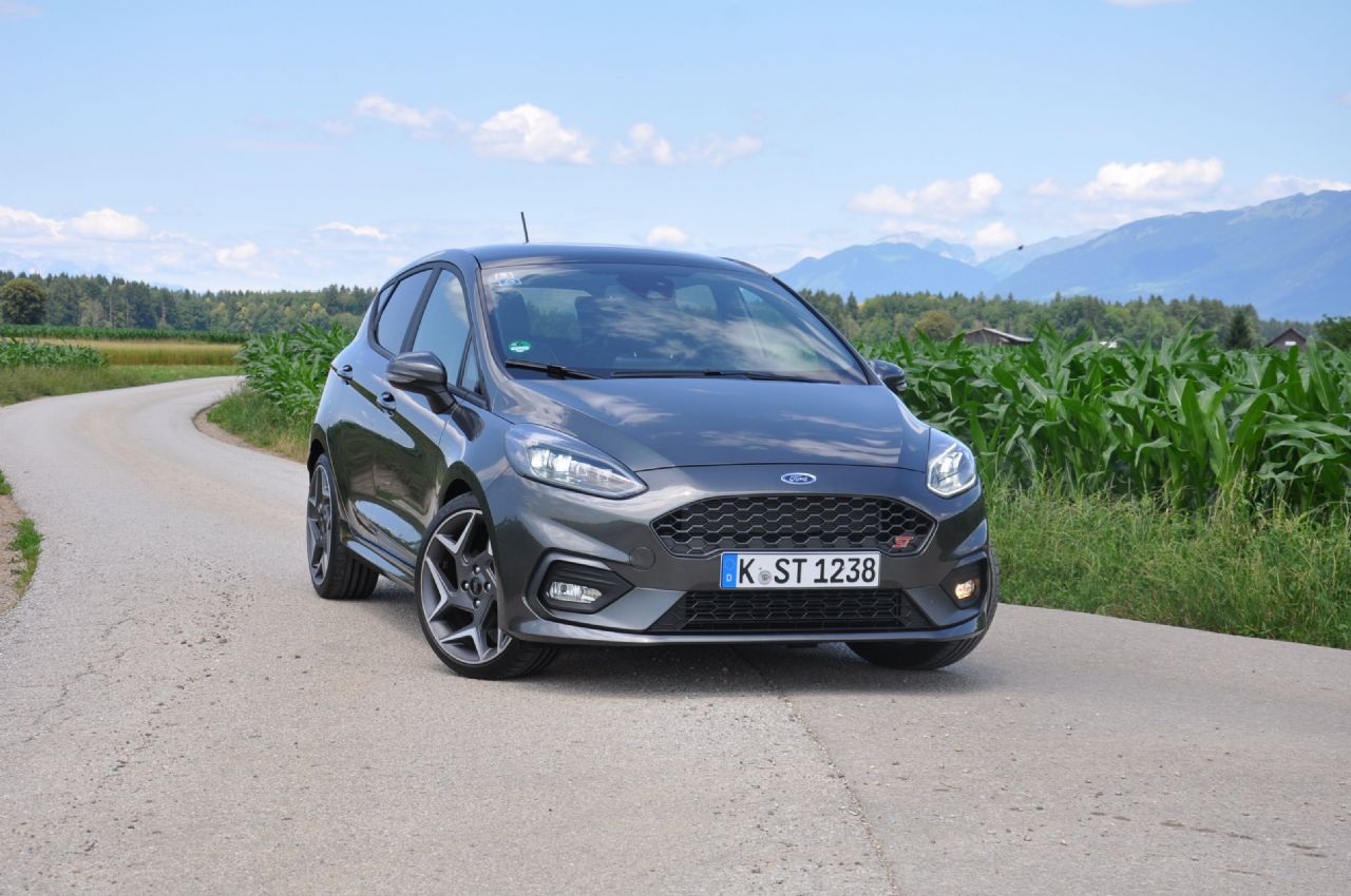 Petarda in nastopač v lovu za kupci
