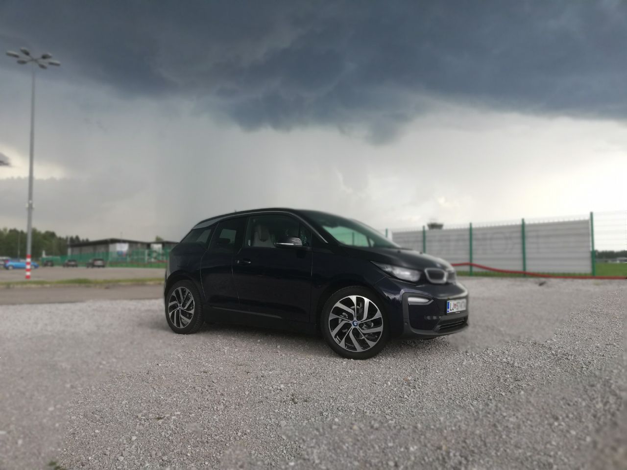 Koliko bi BMW i3 prevozil z eno strelo?
