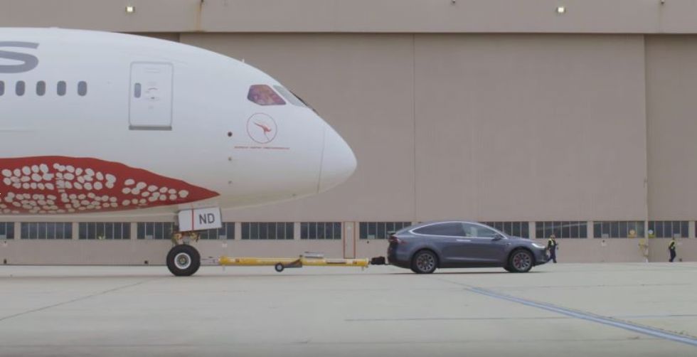 Tesla X se je sposoben kosati s 130-tonsko Boeingovo ptico