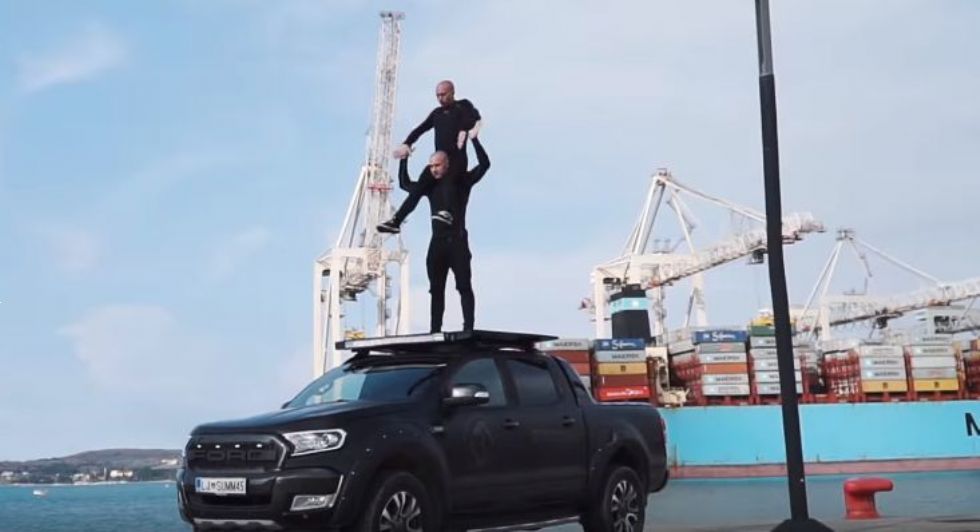 Akrobata razkazovala veščine na strehi Ford Rangerja WildTrak