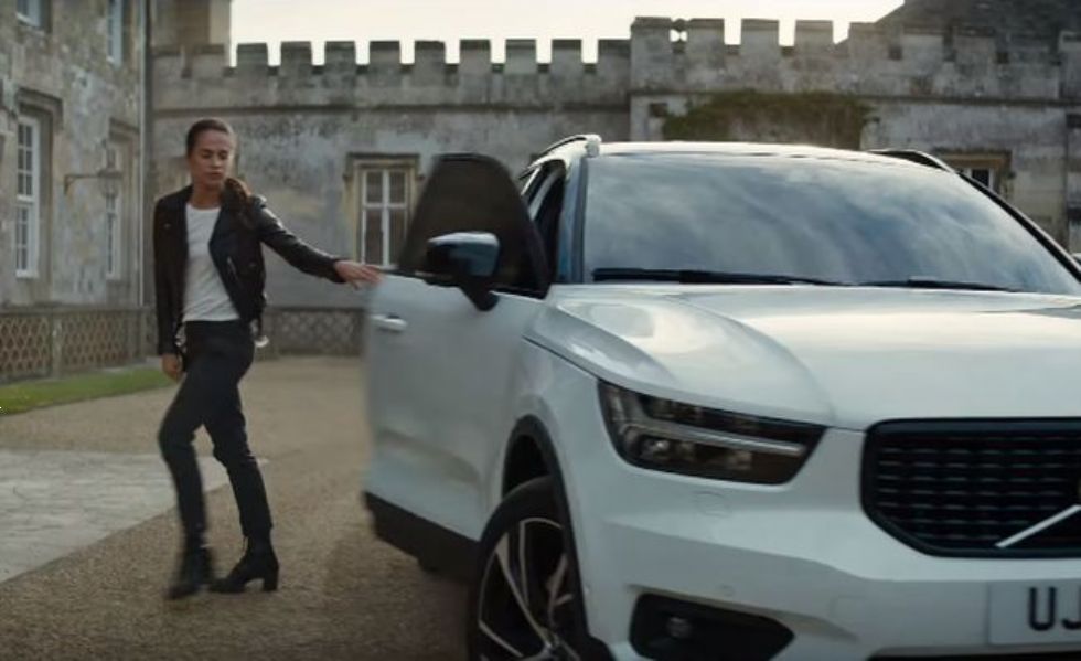Lara Croft v novem Tomb Raiderju z Volvom XC40