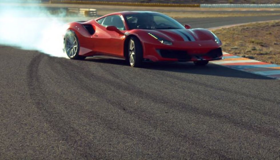 Ferrari 488 Pista rojen za zabavo na stezah 