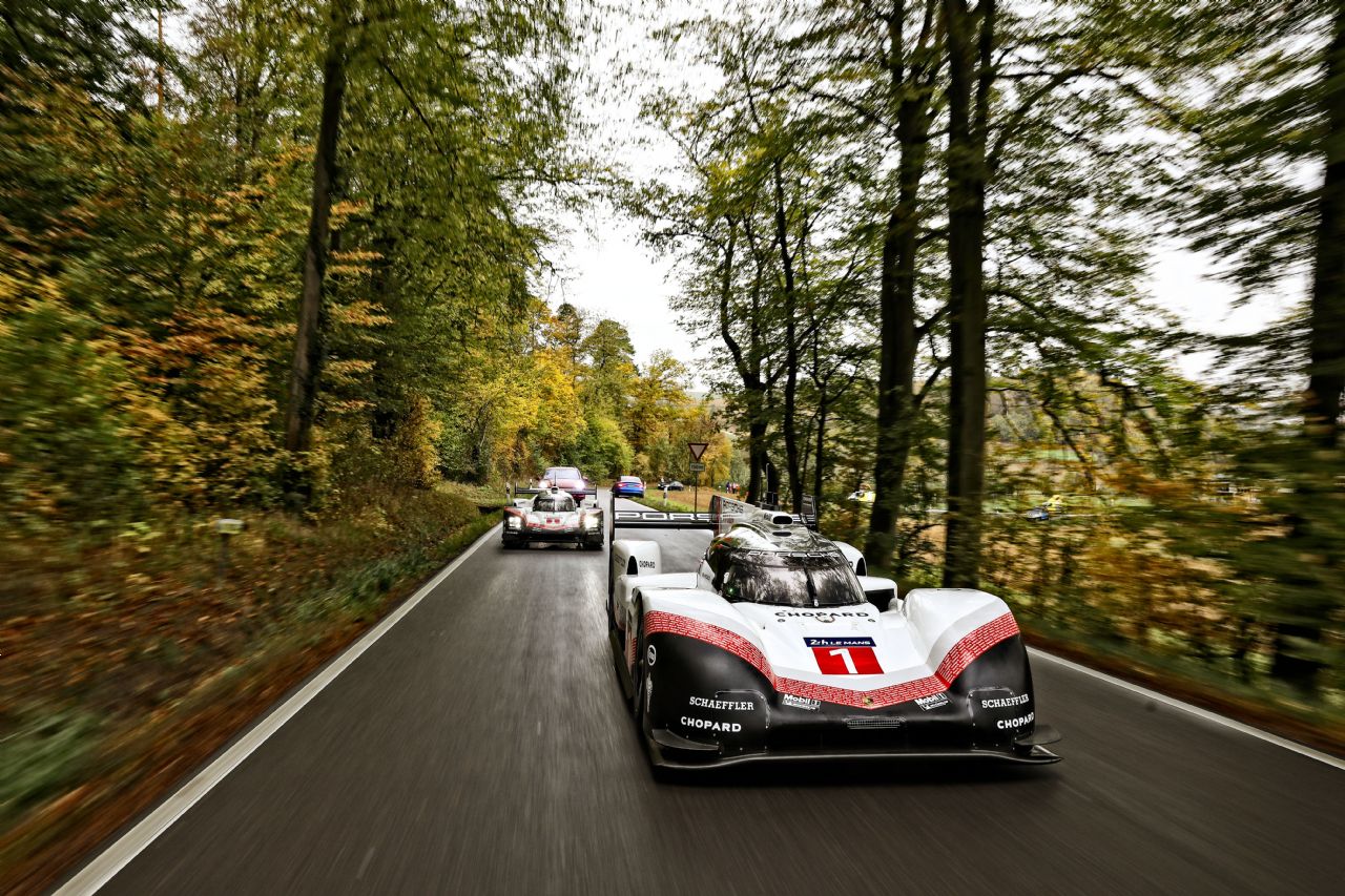 Poslovilna vožnja dveh Porschejevih dirkalnikov
