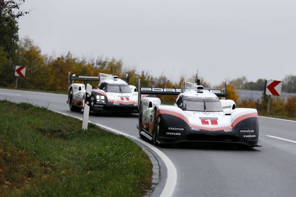 Poslovilna vožnja dveh Porschejevih dirkalnikov