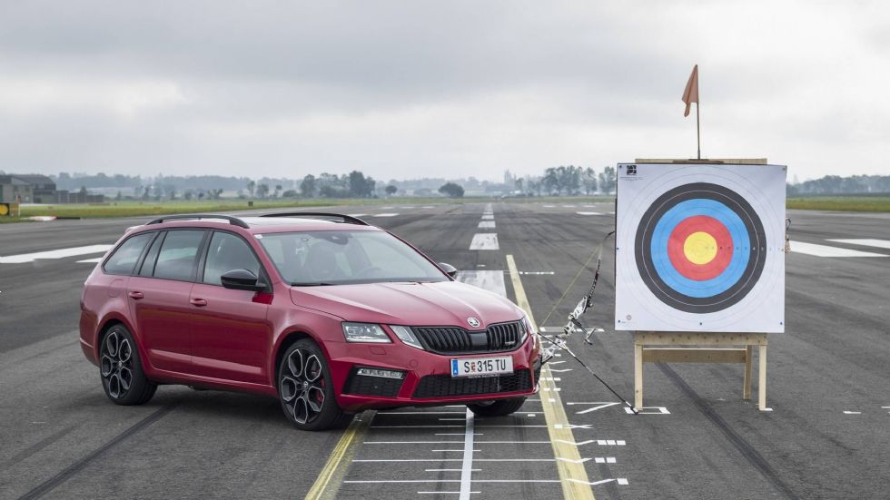 Izstreljeno puščico ujel kar iz Octavie