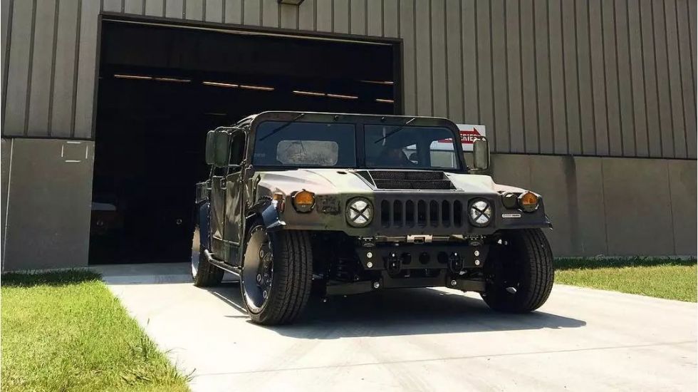 Ko 30 let stari Hummer H1 postane cestna pošast