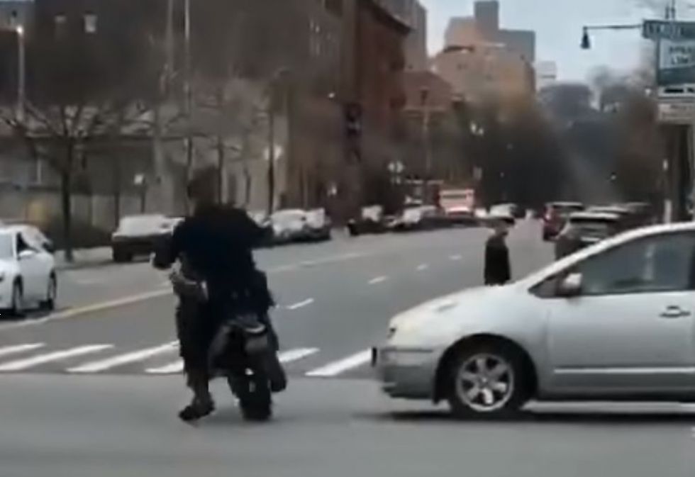 Policist zaplenil motor in ga razbil
