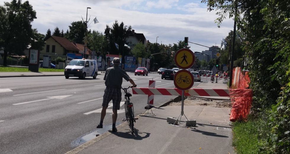 Gradbišče v Ljubljani past za pešce in kolesarje