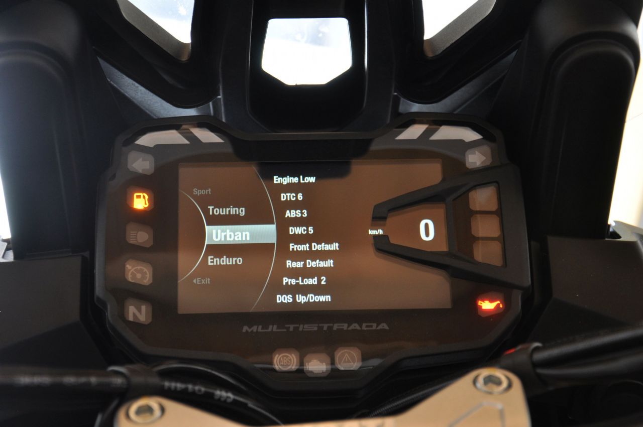 Je čistokrvni enduro z brutalnim nabojem moči 