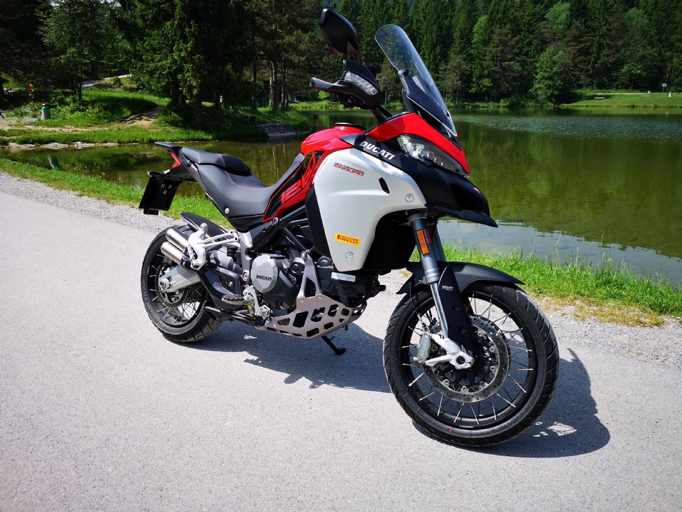 Je čistokrvni enduro z brutalnim nabojem moči 