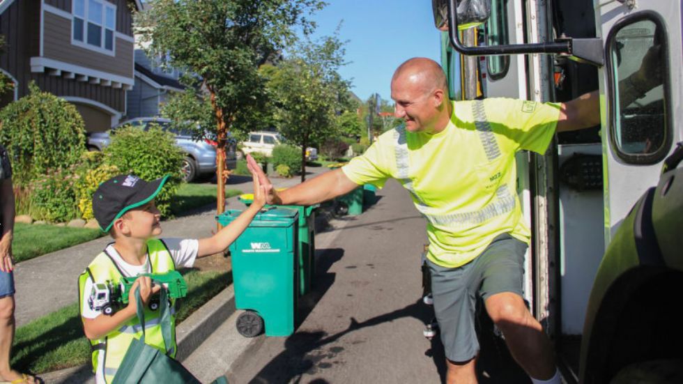 Nenavadno prijateljstvo med smetarjem in avtističnim dečkom