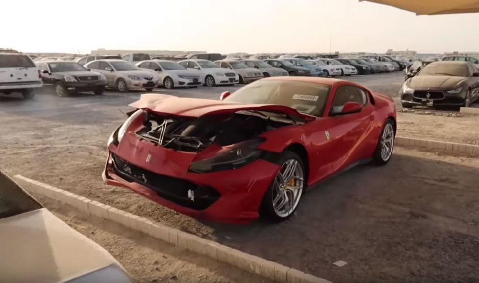 Razbiti super avtomobili v Dubaju čakajo na novo priložnost