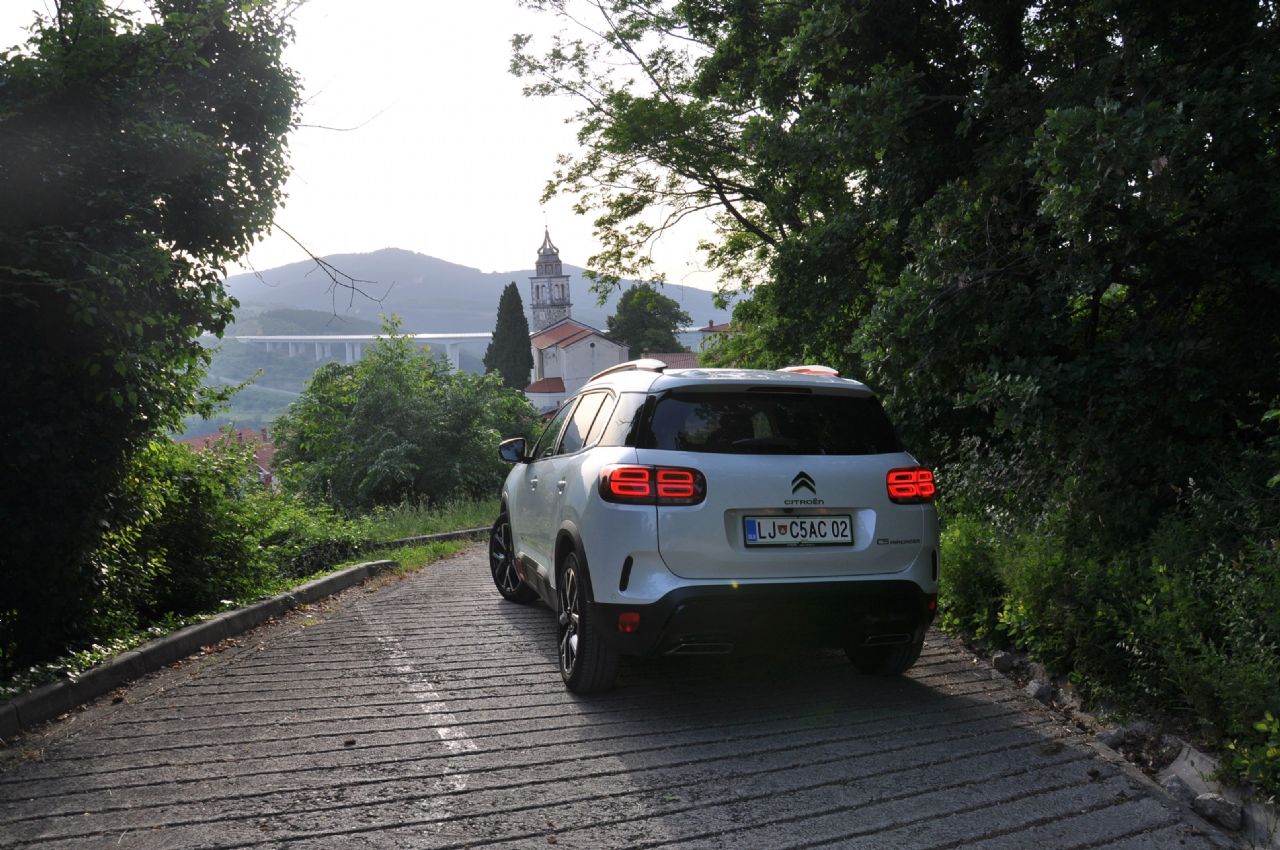 Tudi bencinsko gnani C5 AirCross ima svoje adute