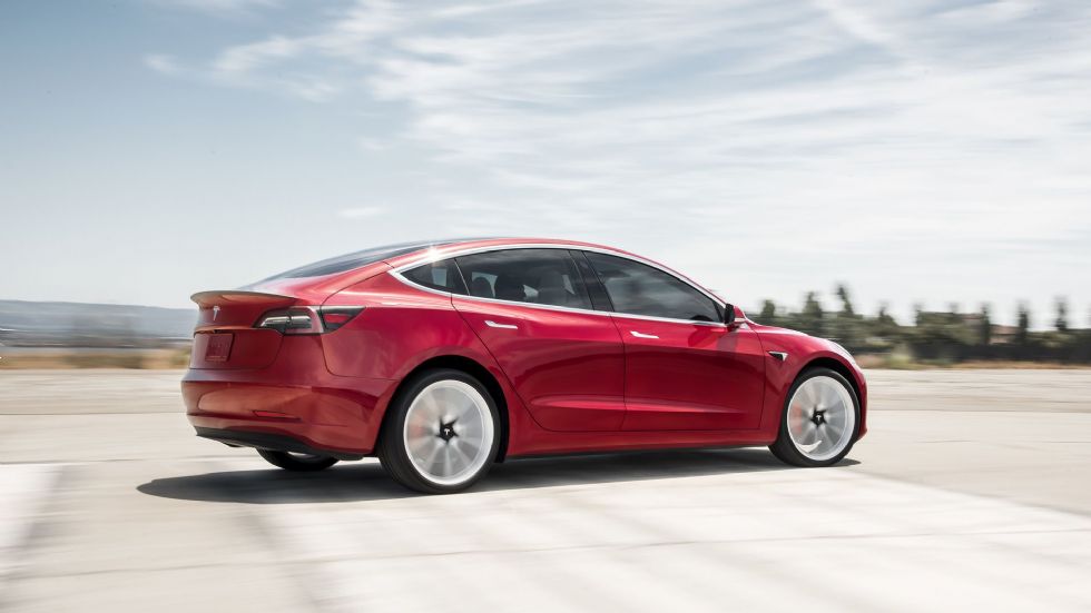Model 3 s samo 150 kilometri dosega