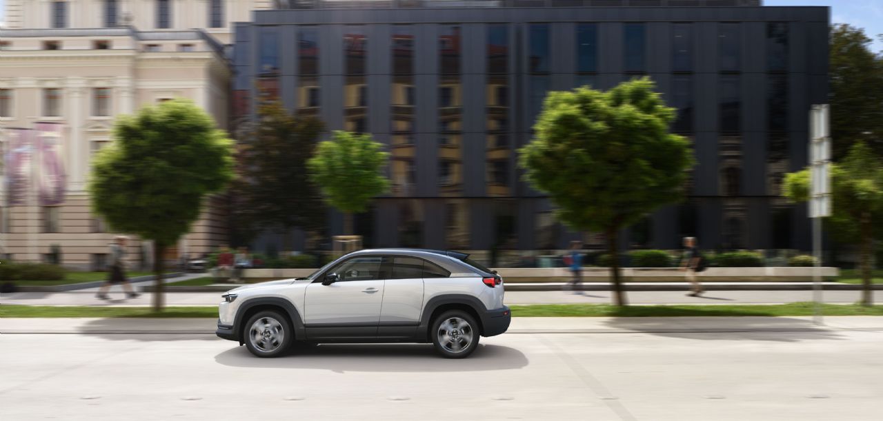 Nevidna električna Mazda v Ljubljani