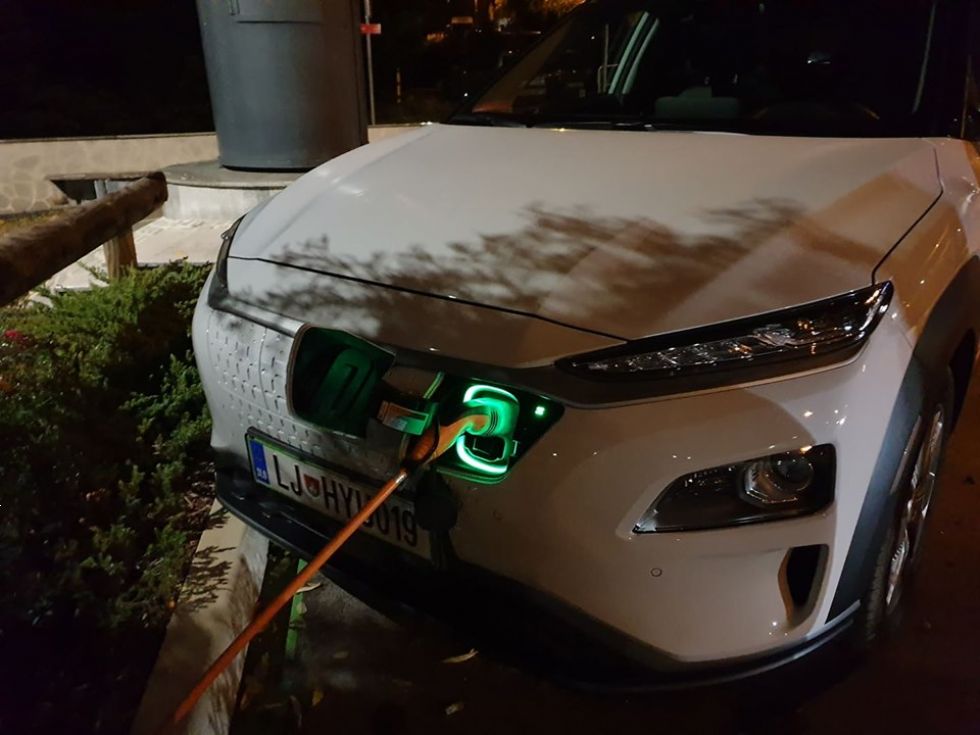 Z novo baterijo bi lahko električni avto napolnili v 10 minutah