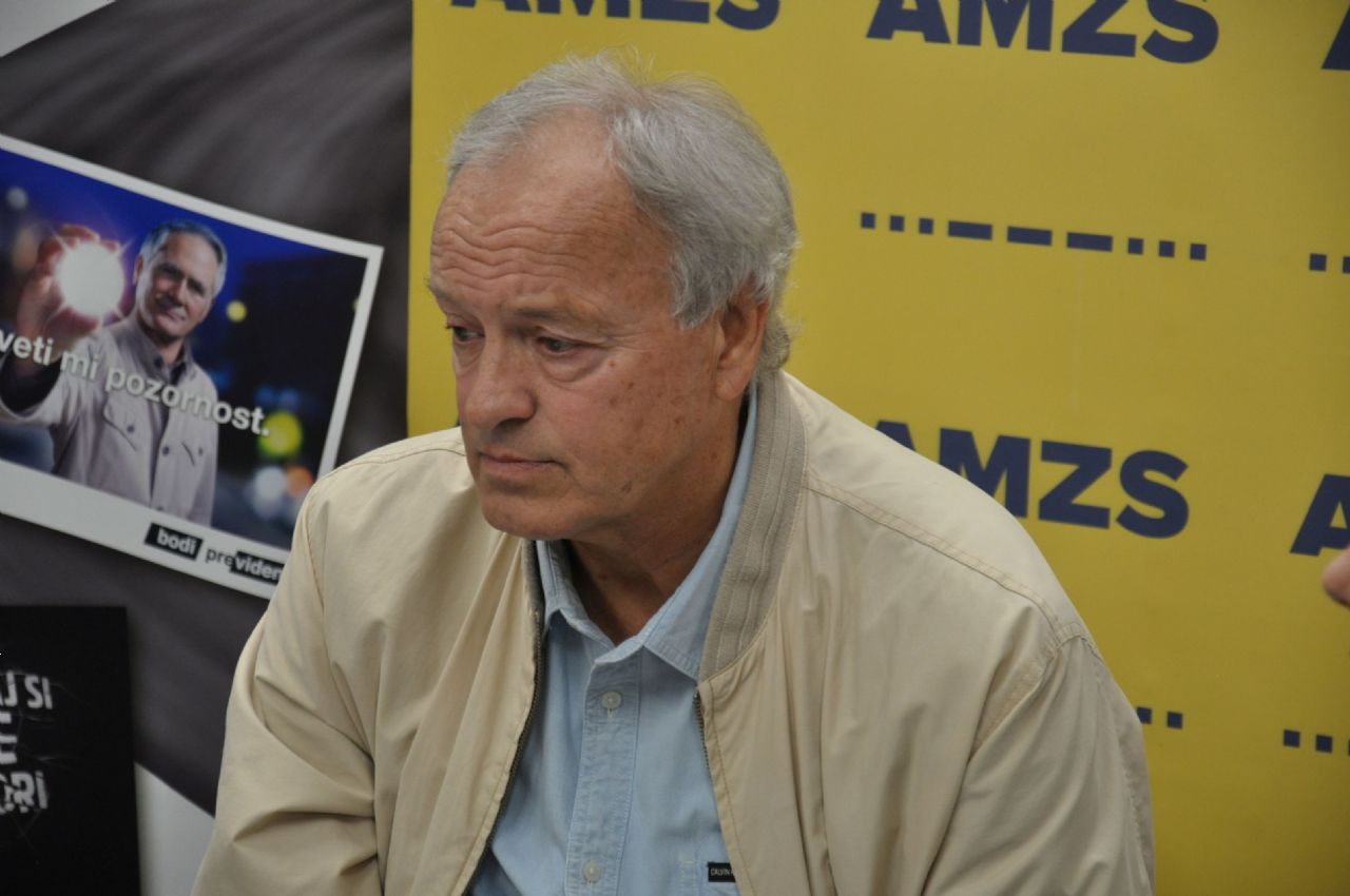 Naše ceste imajo preveč gladek asfalt 