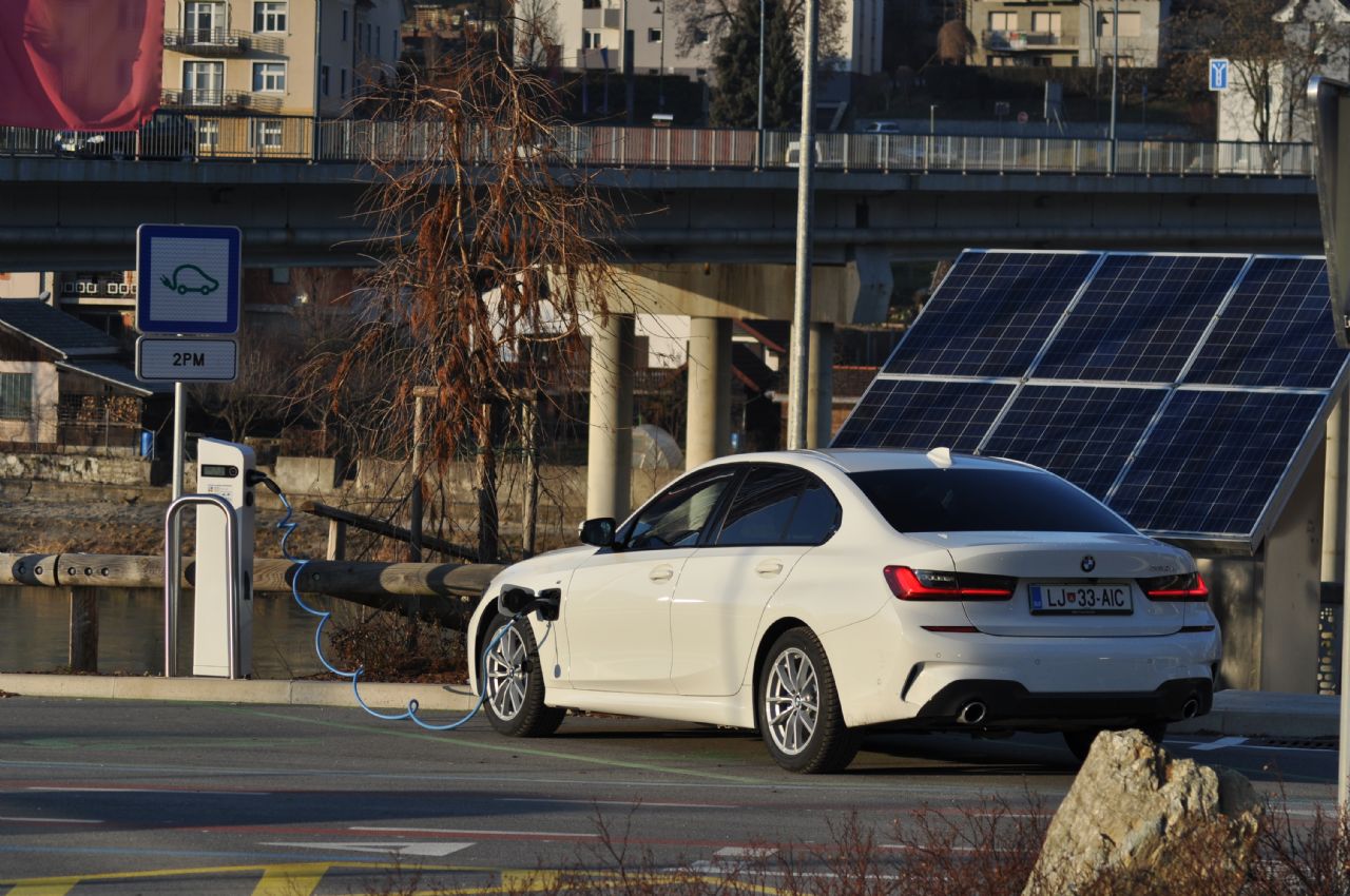 Malo na elektriko, malo na bencin ali pa kar oboje