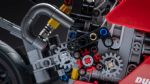 Ducatijev Panigale V4 R stroj iz Lego kock  - fotografija 5