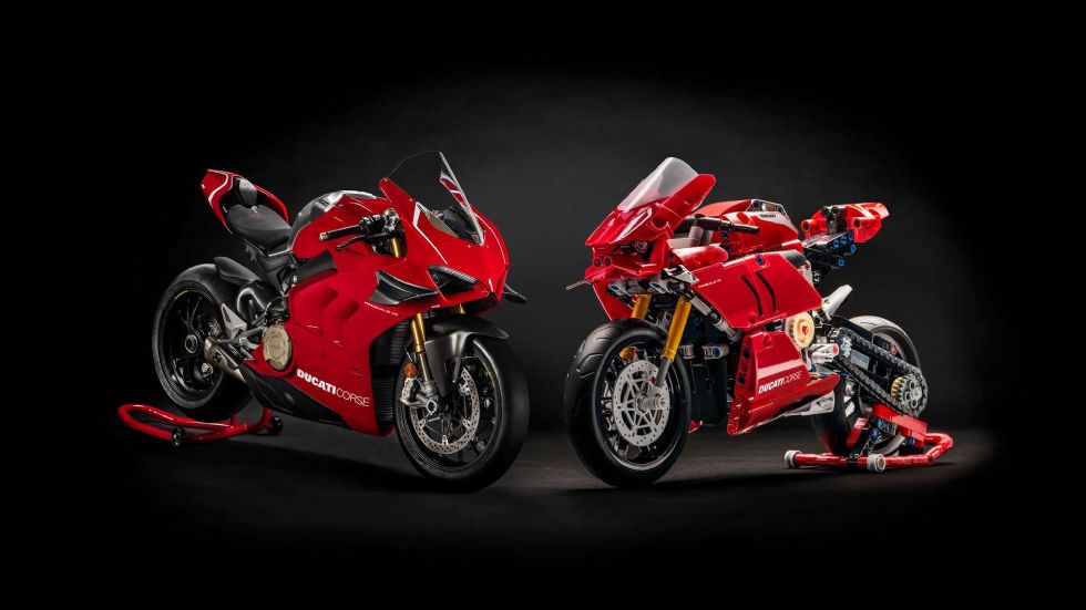 Ducatijev Panigale V4 R stroj iz Lego kock 