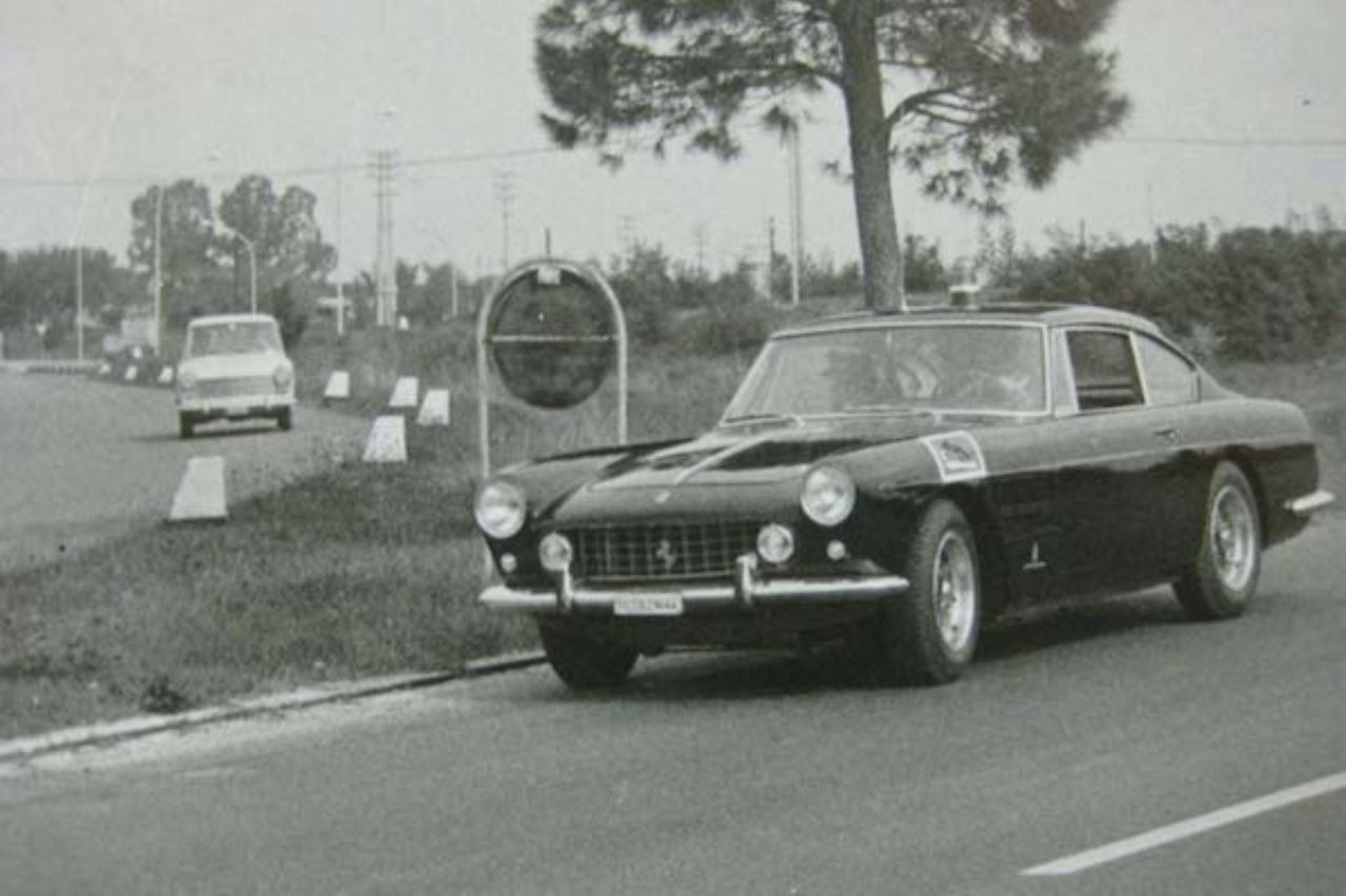 Zlati časi, ko so se italijanski policisti vozili v Ferrariju 250 GTE