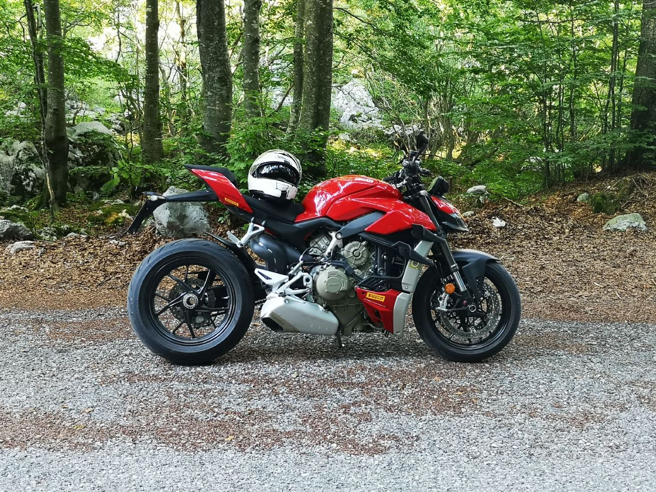 Izjemna cestna specialka z rešitvijo iz MotoGP dirkalnika