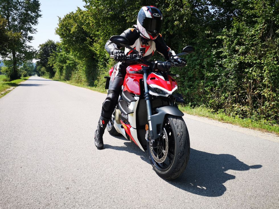 Izjemna cestna specialka z rešitvijo iz MotoGP dirkalnika