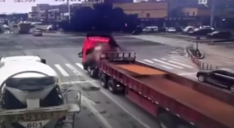 Nezavarovan tovor odsekal kabino s tovornjaka