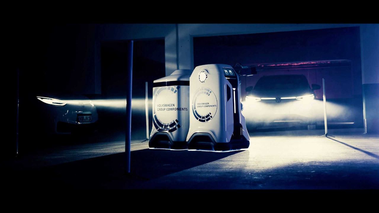 Robot za mobilno polnjenje električnega avta