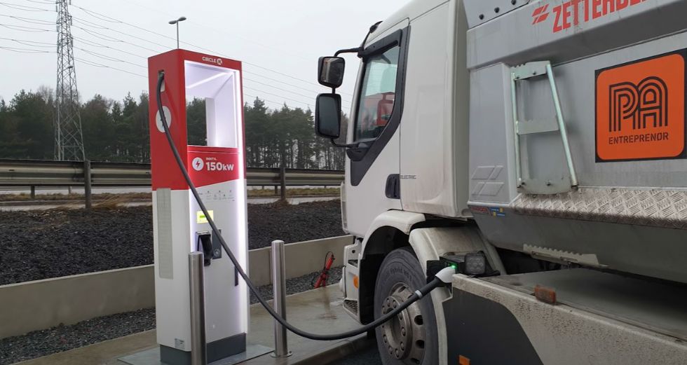Volvov električni tovornjak hitri polnilnici 
