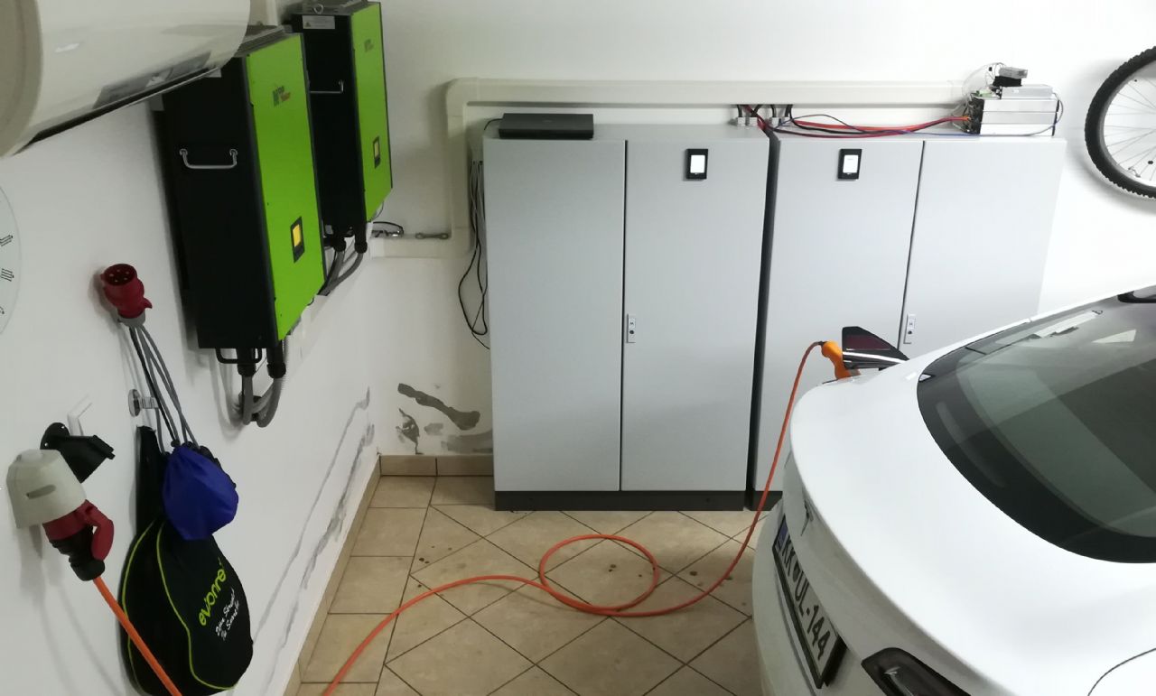 Domače elektrarne na strehi za avto in palični mešalnik