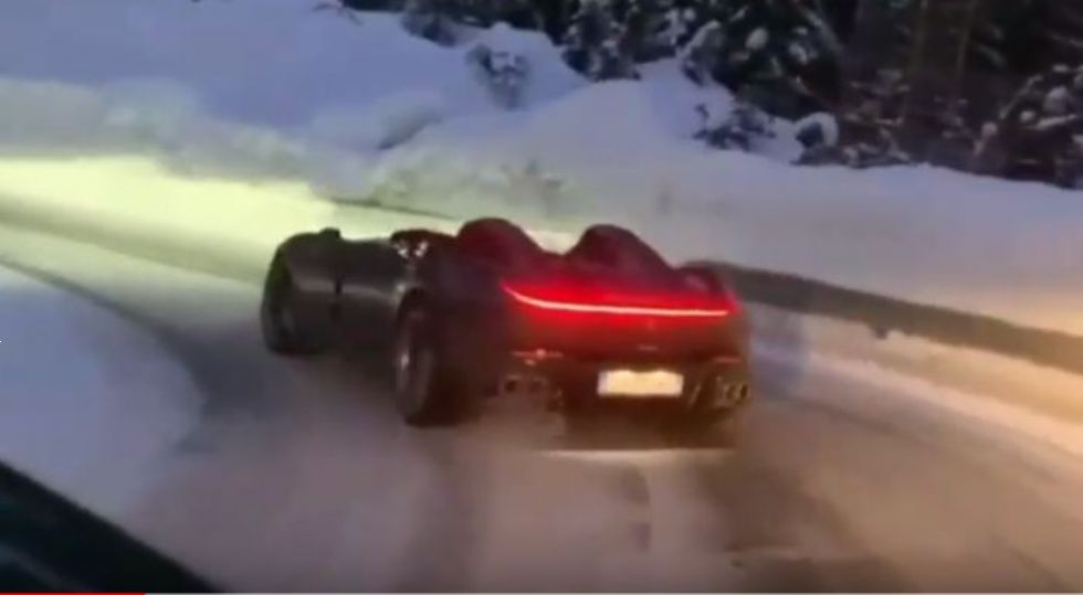 Snežna zabava z 810-konjskim Ferrarijem 